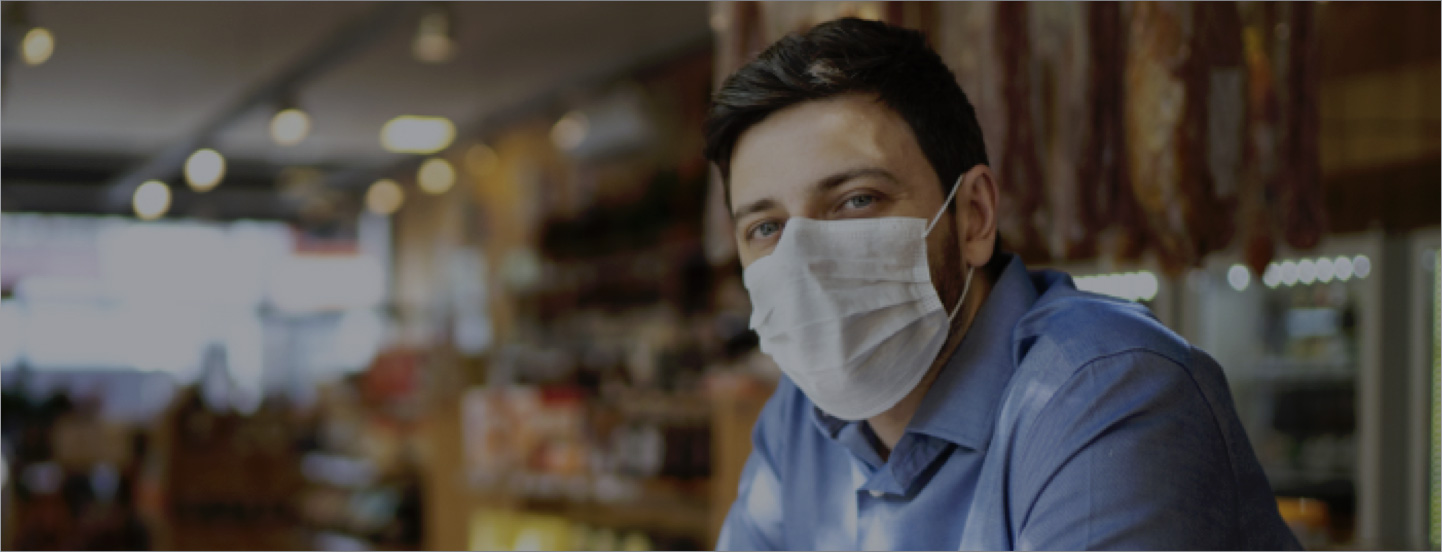 Homme portant un masque sur le lieu de travail