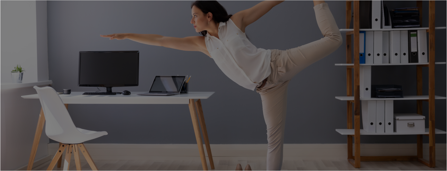 Femme faisant du yoga dans son bureau