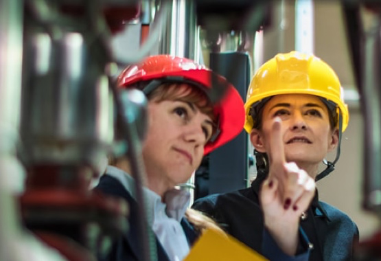 Des femmes portant des casques dans une usine